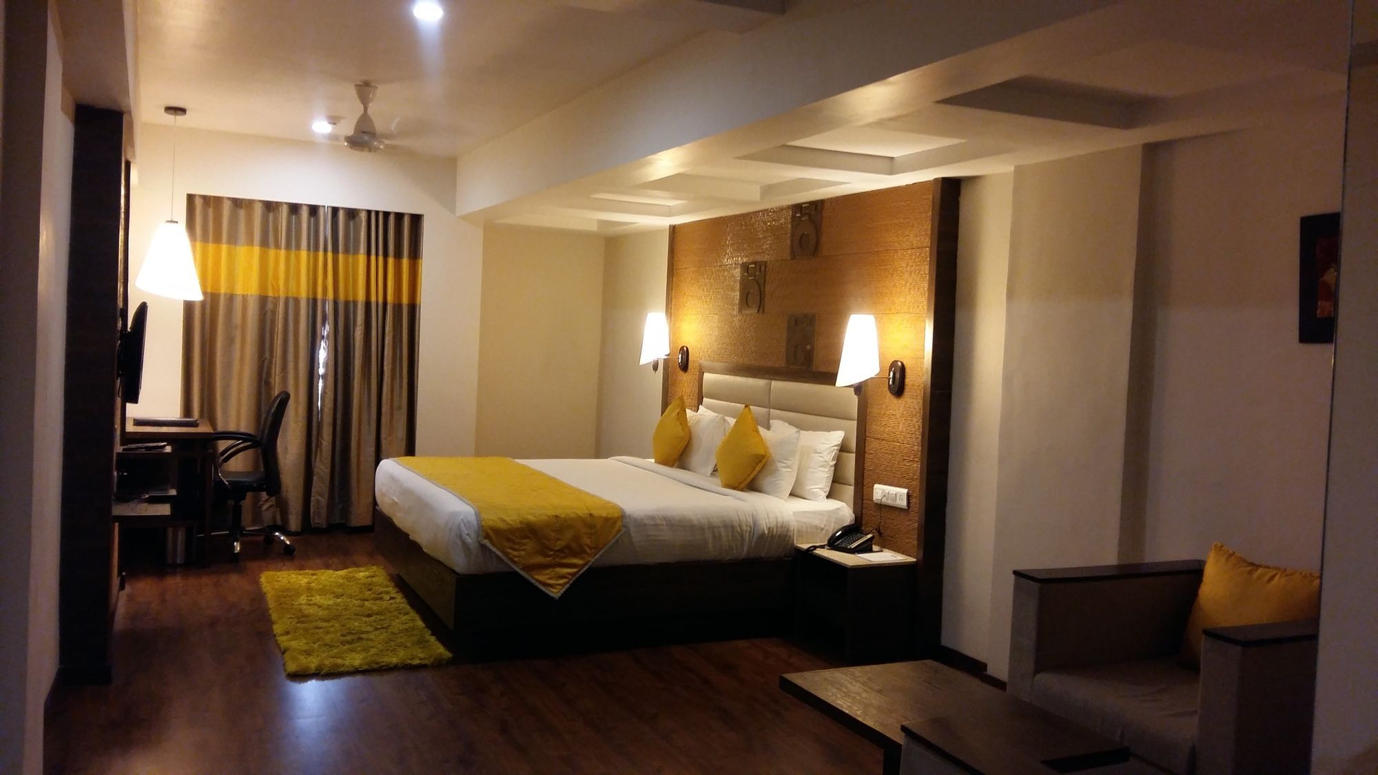 Pride Biznotel Vadodara Exterior photo